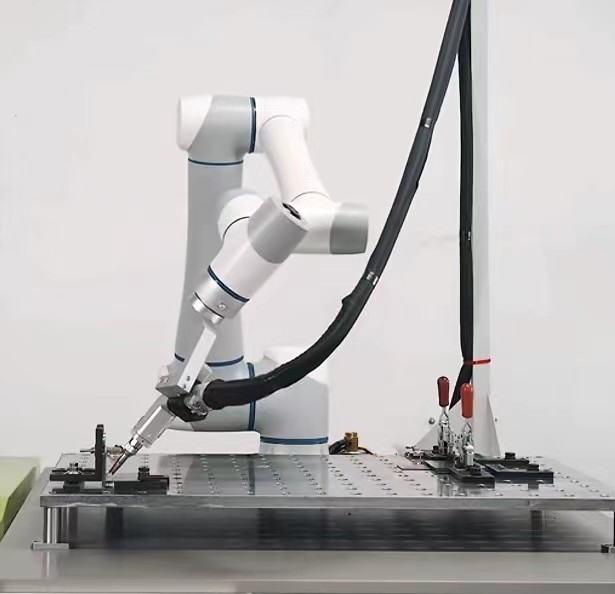 cobotを広く使用する溶接機のために1300mmの範囲の協力的なロボット6軸線と救いなさい