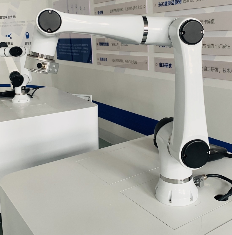 Cobot 6の軸線の共同のロボット腕の自動に一突きおよび場所のねじで締まる溶接に集まっていること