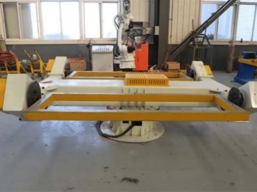 KUKAのロボット定格負荷500kgが装備されているKukaの回転式ポジシァヨナーは第7軸線にモーターを備えた