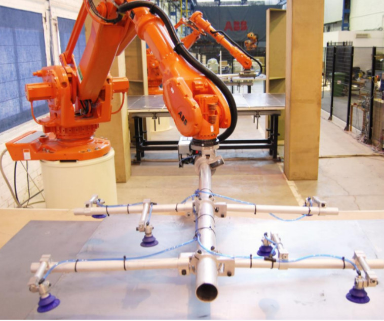 スクリュードライバーとして光起電企業の太陽電池パネルをつかむKuka Abbのロボット腕の溶接の据え付け品