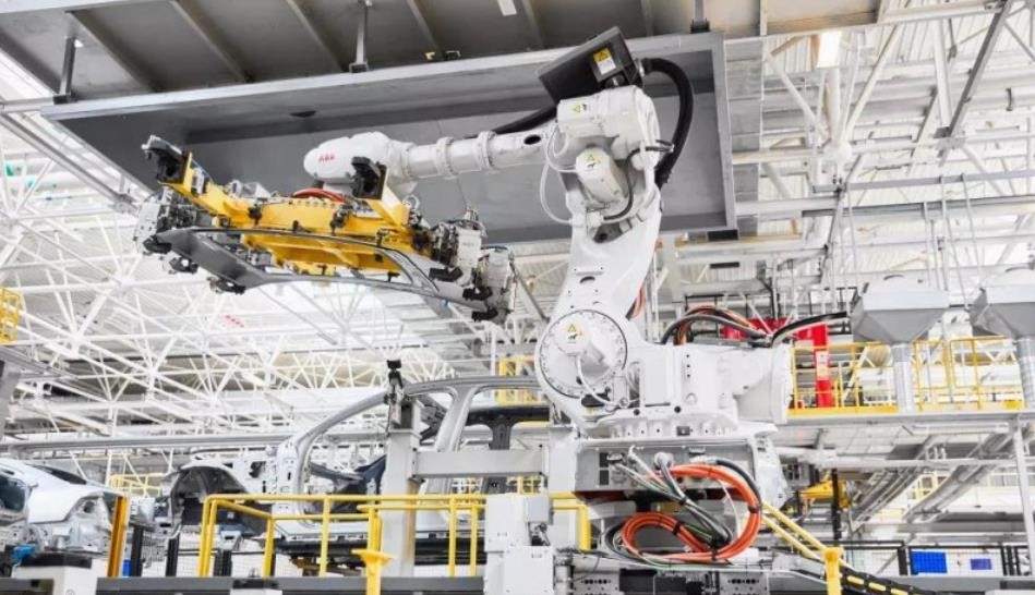 切り分ける6軸線のAbbのロボット腕はIRB 8700のロボットを形づけて溶接の自動車工場をパレットで運搬している