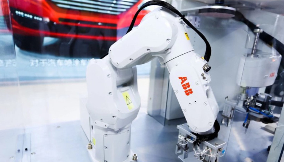 切り分ける6軸線のAbbのロボット腕はIRB 8700のロボットを形づけて溶接の自動車工場をパレットで運搬している