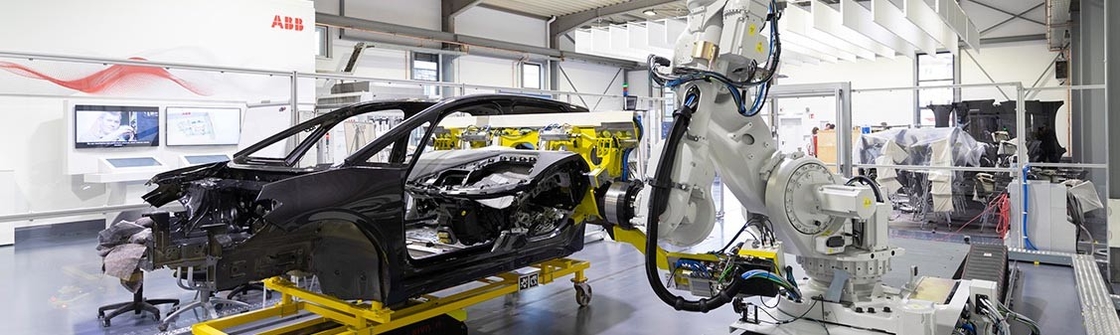 切り分ける6軸線のAbbのロボット腕はIRB 8700のロボットを形づけて溶接の自動車工場をパレットで運搬している