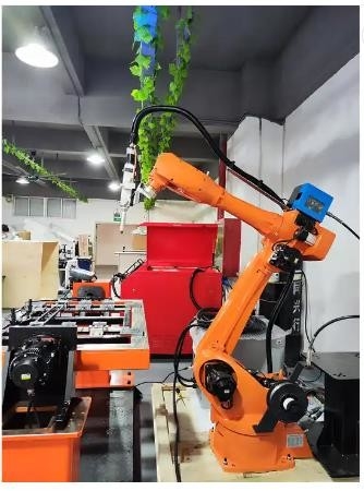 2000W金属アルミニウムのための自動繊維のレーザ溶接のロボット システム6軸線レーザーのはんだ付けする機械