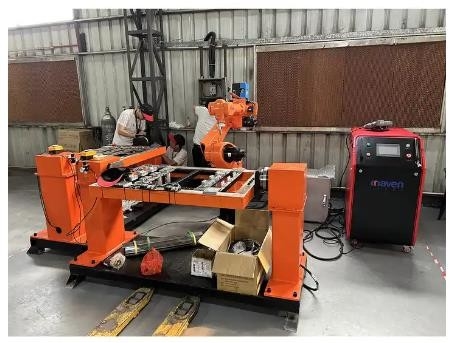2000W金属アルミニウムのための自動繊維のレーザ溶接のロボット システム6軸線レーザーのはんだ付けする機械