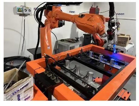 2000W金属アルミニウムのための自動繊維のレーザ溶接のロボット システム6軸線レーザーのはんだ付けする機械