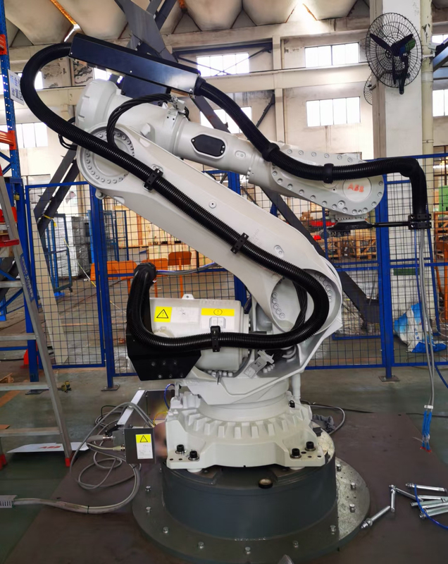 化粧品とスポット・ウェルディング・ワークショップの KUKA/YASKAWA に適用されるロボット・ドレス・パック